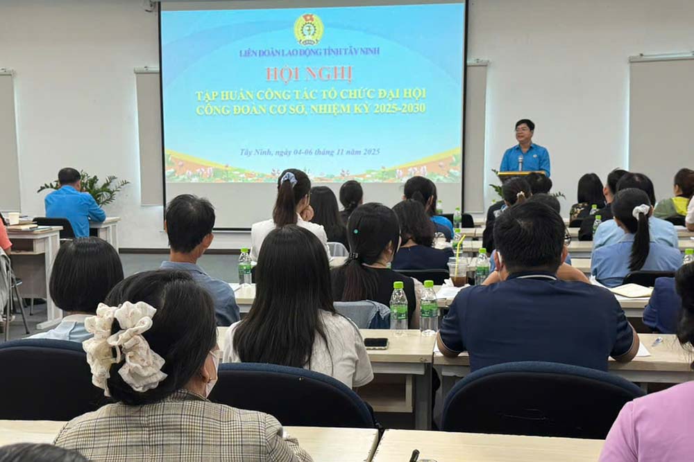 Union officials of industrial parks in Tay Ninh attended a professional training course, preparing for the 2025-2030 Grassroots Union Congress. Photo: Tay Ninh Provincial Federation of Labor
