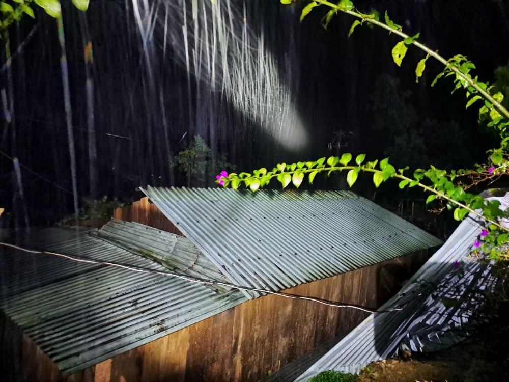 6 houses in the mountainous commune of Da Nang had their roofs blown off, and people were urgently evacuated. Photo: Da Nang