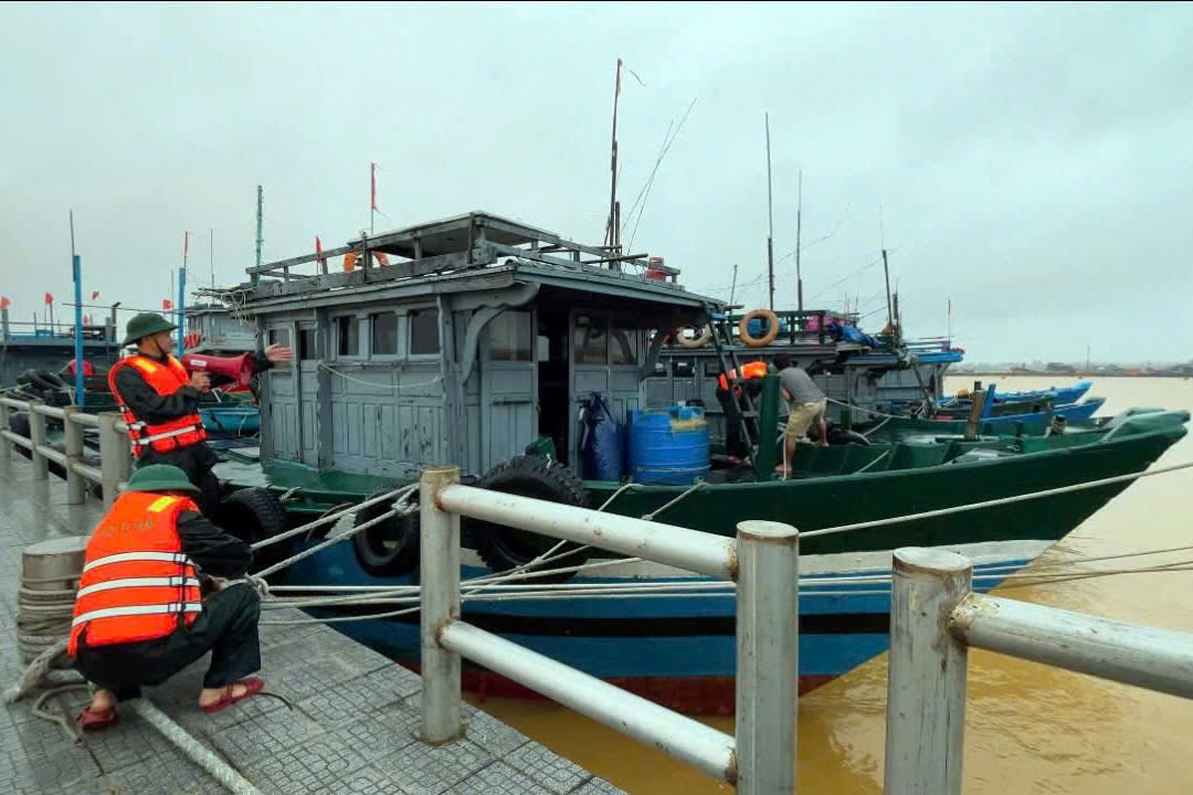 Border guards support Hue people to anchor boats to respond to storm No. 13. Photo: Vo Tien.