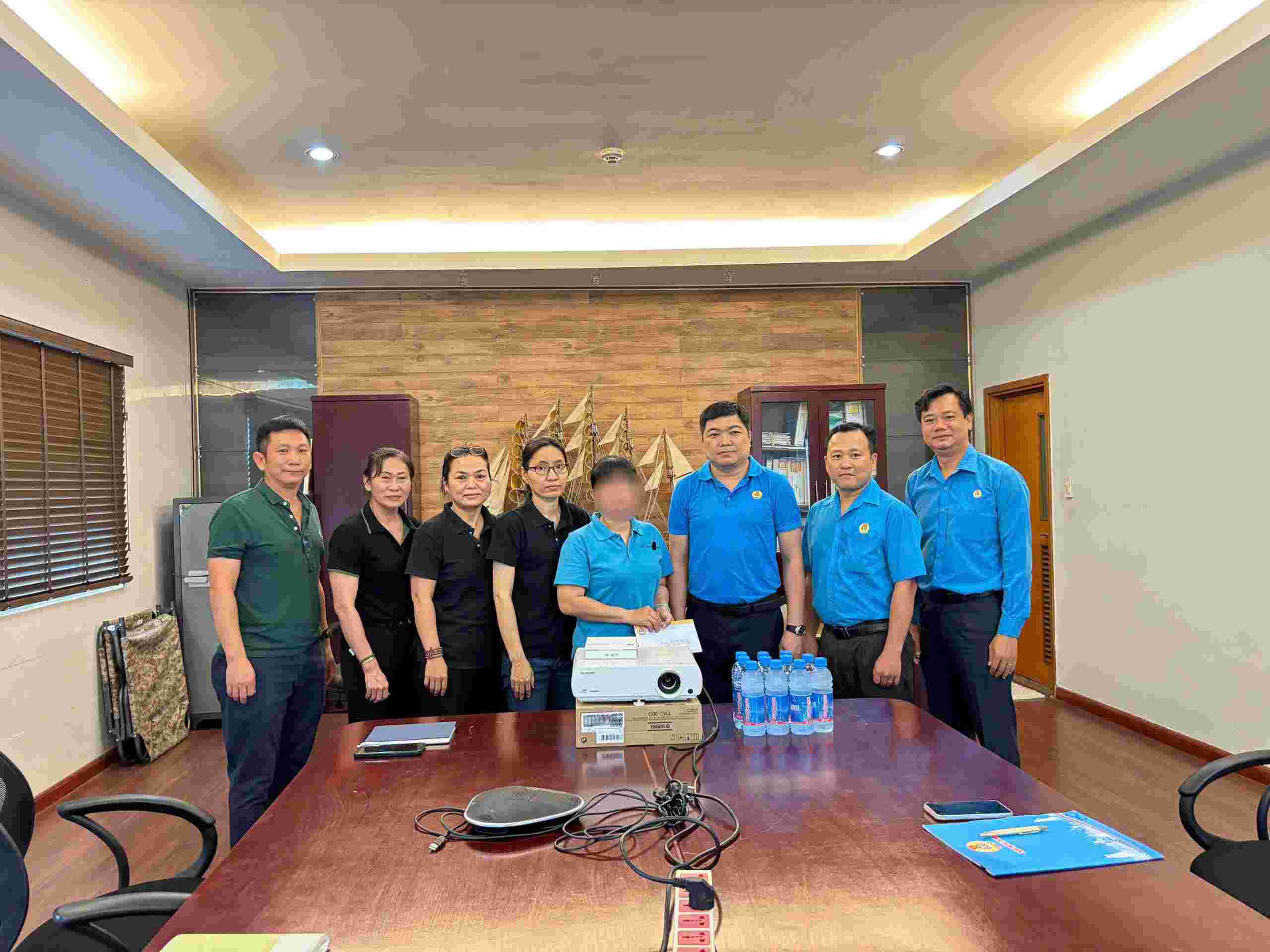 El sindicato llega a la empresa para entregar apoyo a las familias de los miembros del sindicato que murieron a causa de enfermedades graves. Foto: Yen Nhi