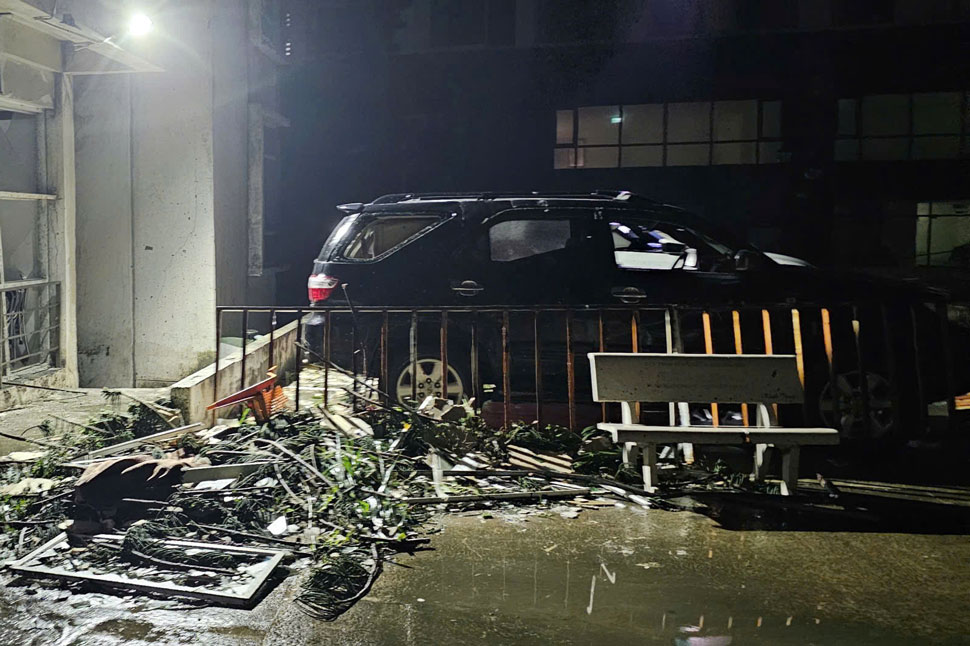 Kinh oto bi gio lon thoi bay. Anh: Hoai Phuong