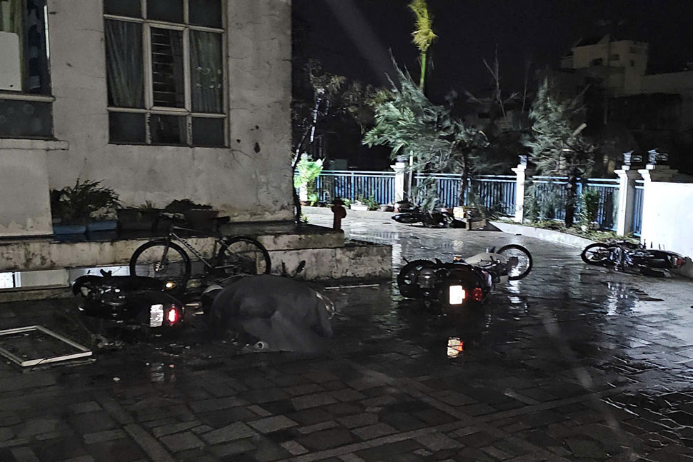 Xe may tai chung cu bi gio lua nga rap. Anh: Hoai Phuong