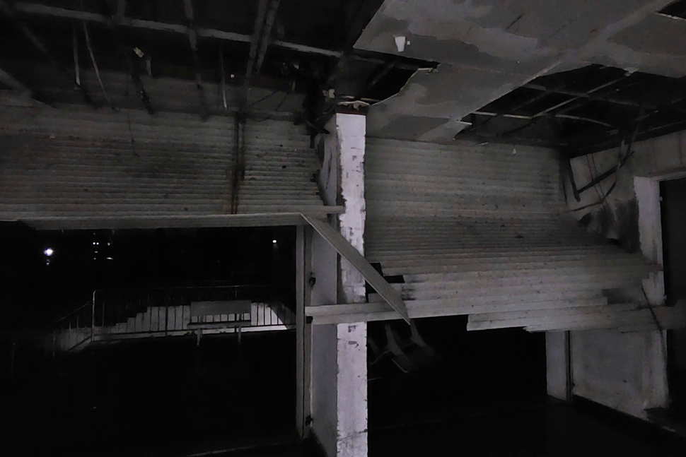 Cua cuon tai chung cu Hoang Anh Gia Lai (phuong Quy Nhon) bi xe toac. Anh: Hoai Phuong