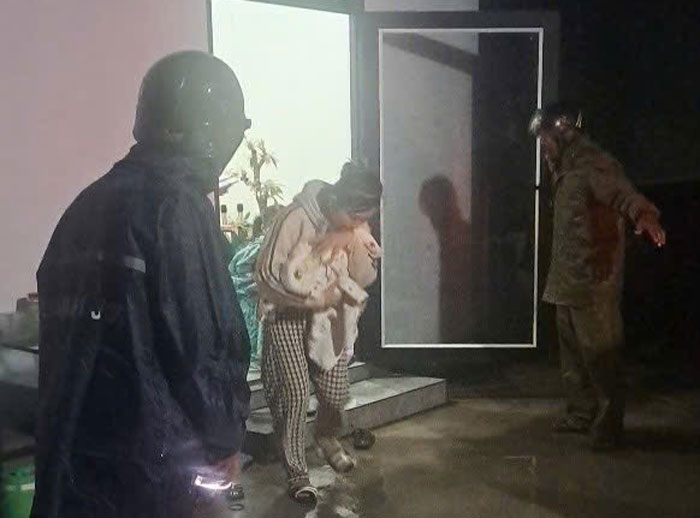 The storm gusts strongly at night, Ms. Linh and her young child had to leave the house. Photo: Police