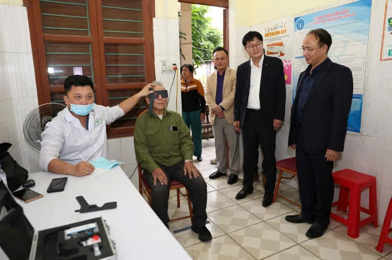 Free eye examination for the elderly in An Truong, Hai Phong. Photo: Thu Uyen