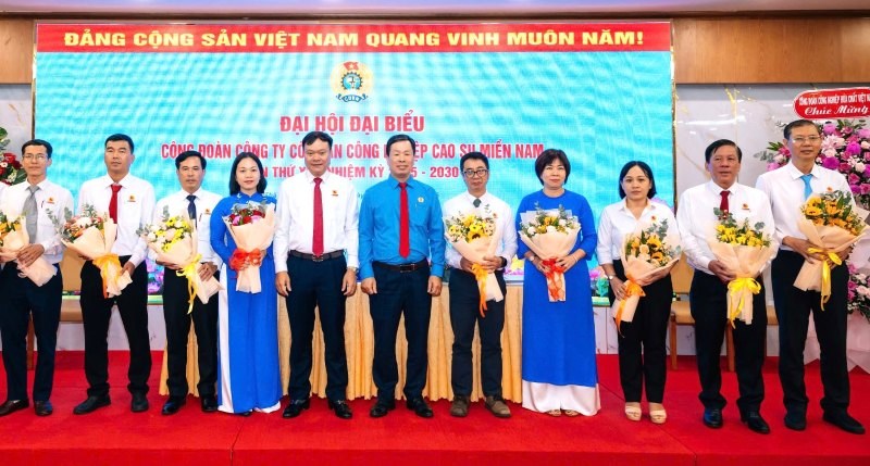 Ong Nguyen Dinh Khoat (thu nam tu trai qua) va ong Nguyen Huy Thong - Chu tich CD Hoa chat Viet Nam (thu sau tu trai qua), tang hoa chuc mung Ban chap hanh CD CASUMINA nhiem ky 2025 - 2030. Anh: Nam Duong