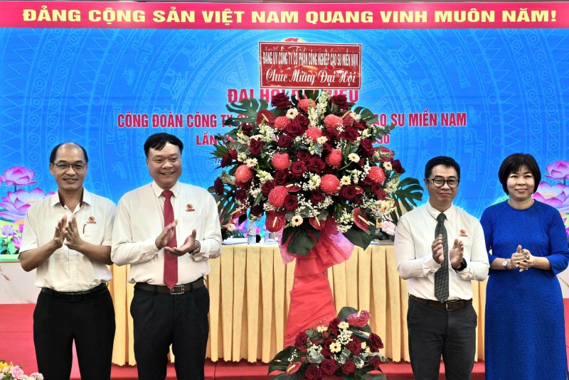 Mr. Nguyen Dinh Khoat - Secretary of the CASUMINA Party Committee (second from left) - presented flowers to congratulate the CASUMINA Trade Union Congress. Photo: Nam Duong