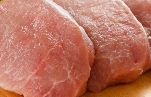 ほうれん草や肉は鉄分をよりよく補給します。写真: キエウ・ヴ