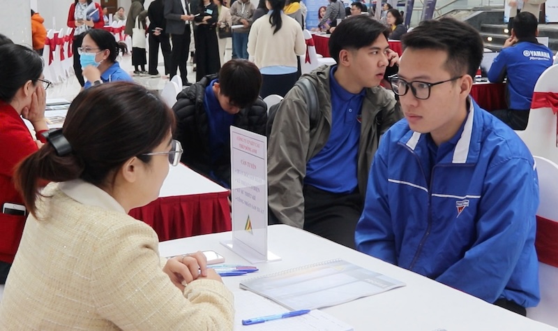 Workers are looking for job fairs to feel secure in finding jobs. Photo: Nguyen Linh
