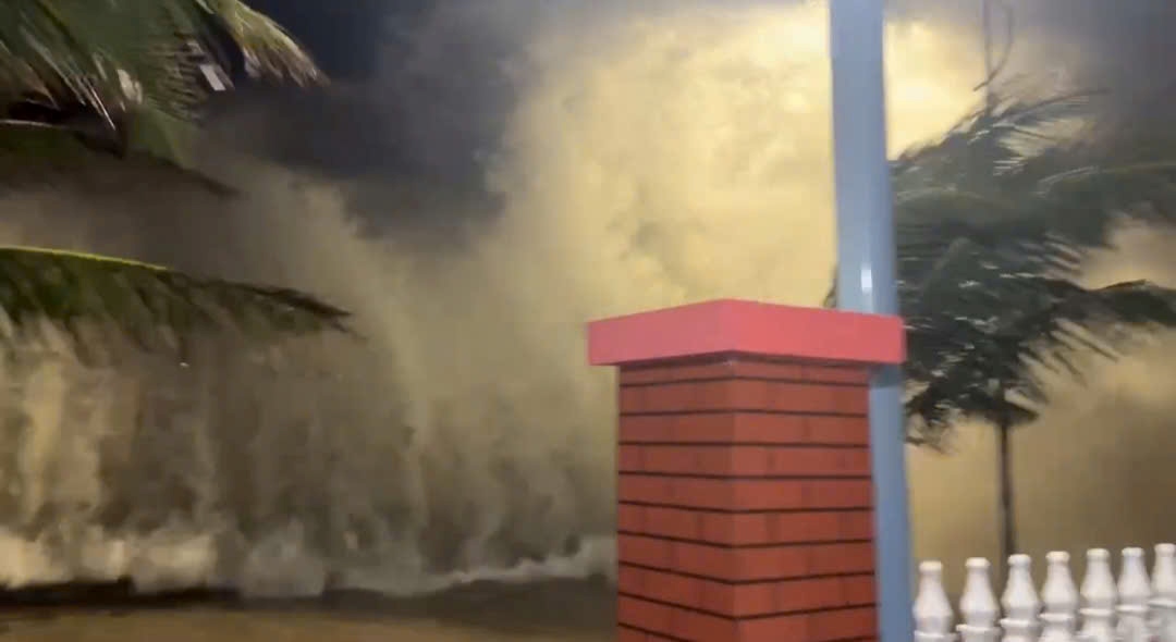 Les vagues de mer frappent violemment de nombreuses maisons dans la zone speciale de Ly Son. Photo : Vien Nguyen