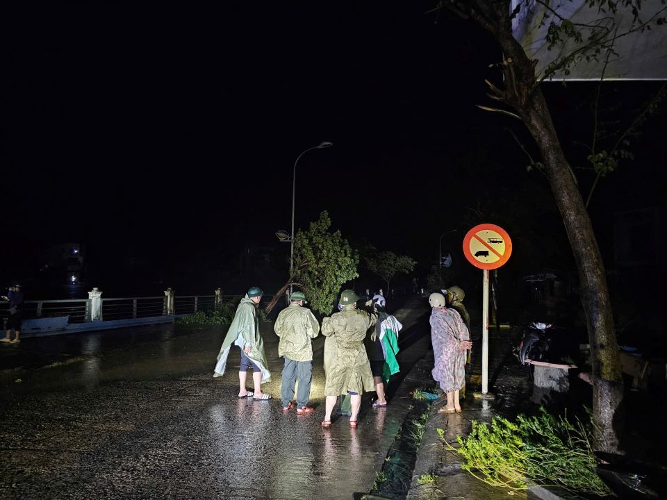 The authorities went to inspect the situation after storm No. 13. Photo: Thanh Quynh