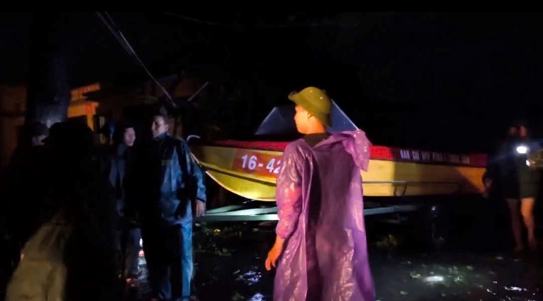 Luc luong cuu ho dua phuong tien ung cuu vung ngap lut. Anh: Thanh Quynh