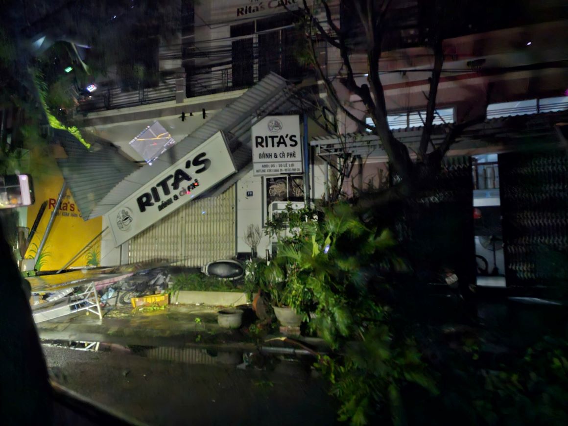 Sau bao, bang hieu cua quan bi hu hong. Anh: Thanh Quynh