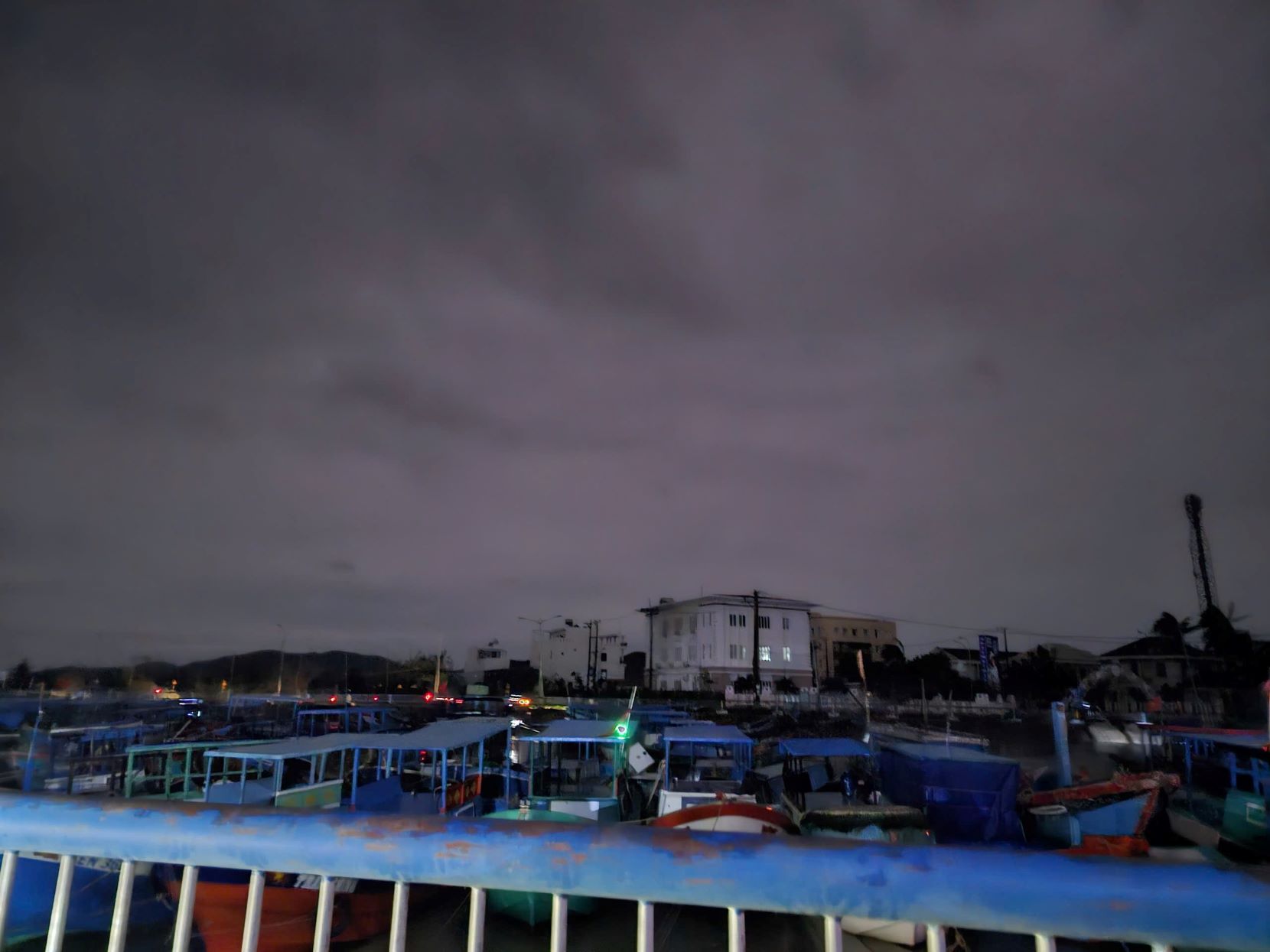 Khu vuc phuong Song Cau bi cup dien. Anh: Thanh Quynh