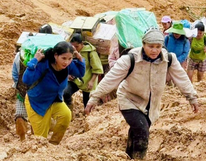 When people become the frontline rescue force in the flood and landslide areas of Da Nang. Photo: Truong An