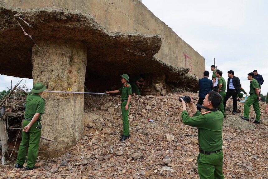 Cong an tinh Phu Tho da vao cuoc vu cau song Lo hu hong. Anh: Cong an tinh Phu Tho.