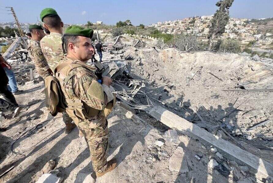 Lebanese people and soldiers are checking the scene of an Israeli airstrike in the town of Abbassiyeh, Lebanon on November 6. Photo: Xinhua