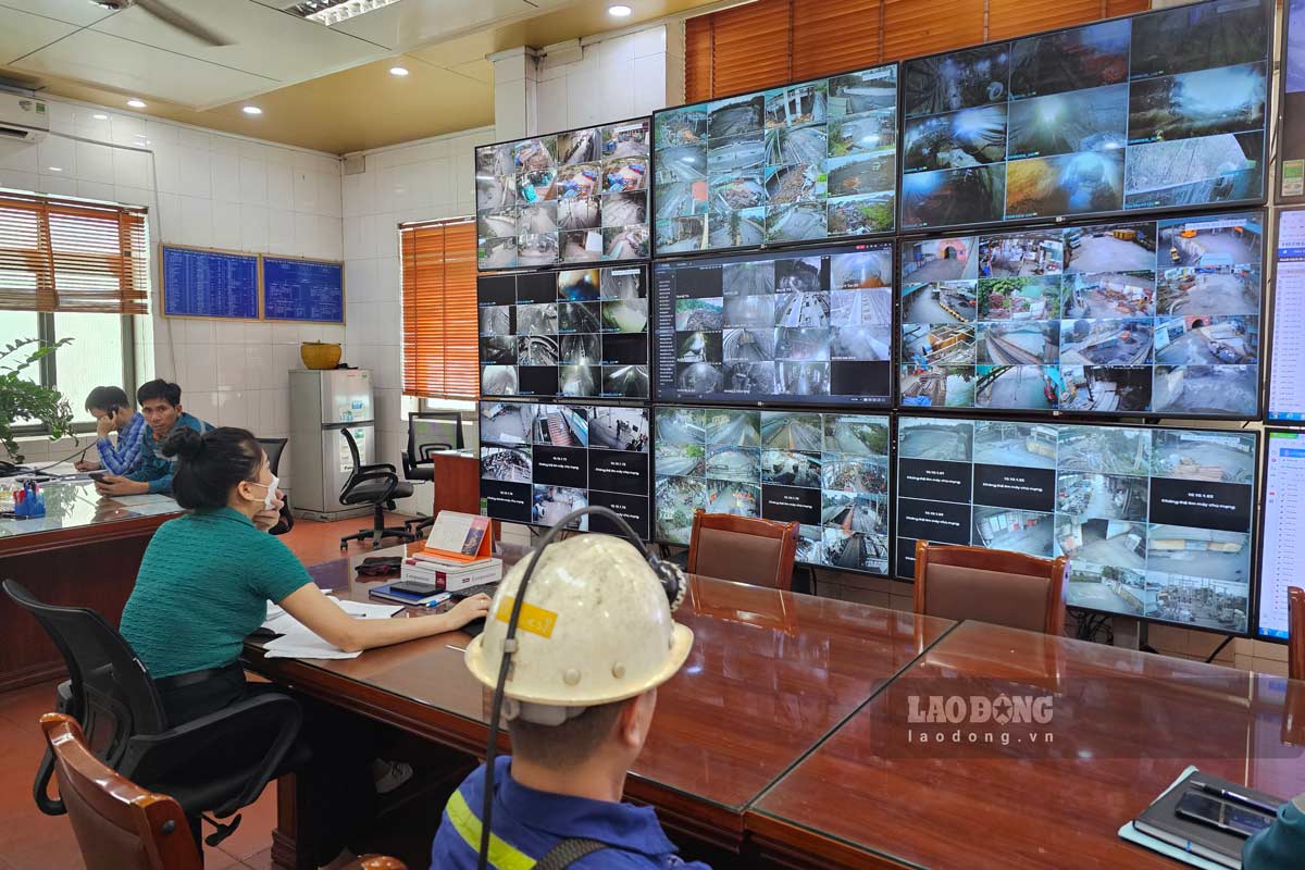 Tai Trung tam dieu hanh san xuat Cong ty Than Thong Nhat, moi hoat dong san xuat duoi long dat deu duoc ket noi va hien thi ro net tren nhung man hinh giam sat hien dai. Anh: Doan Hung