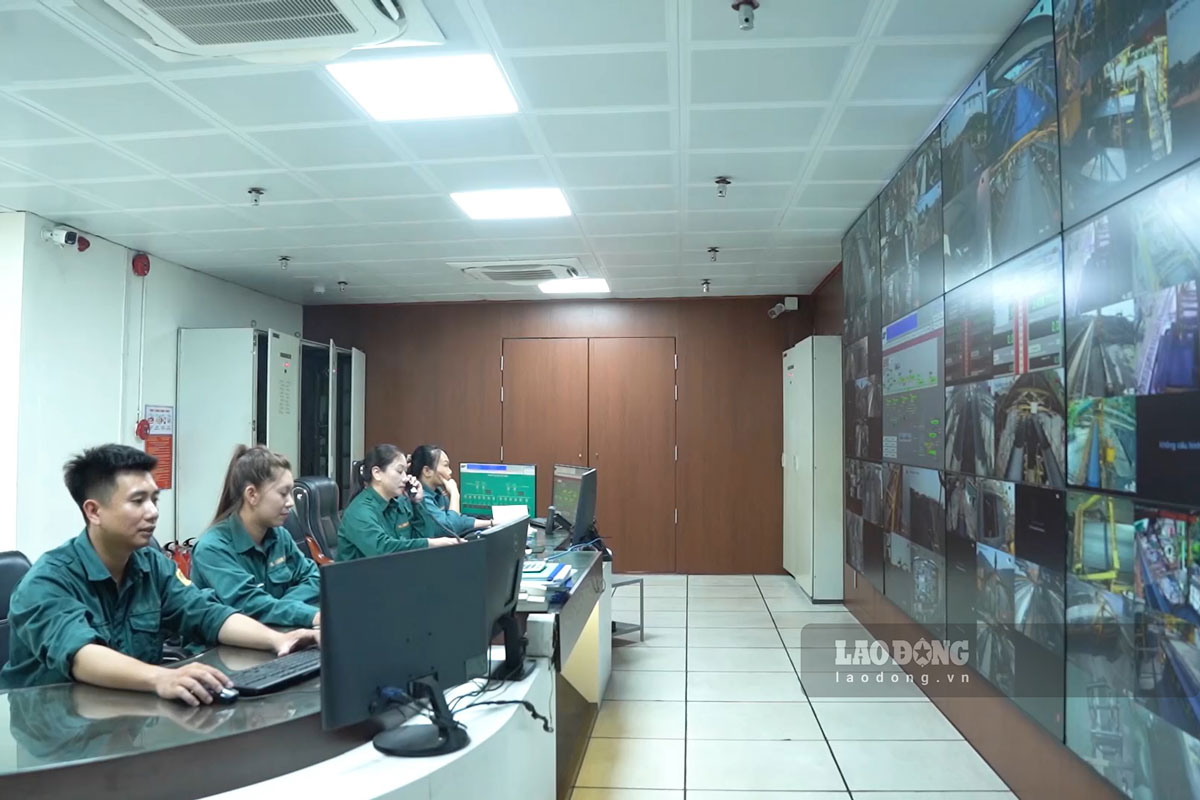 Workers at the Central Control Department of Coal Selection Factory 2, Cua Ong Coal Selection Company. Photo: Ngoc Nhung