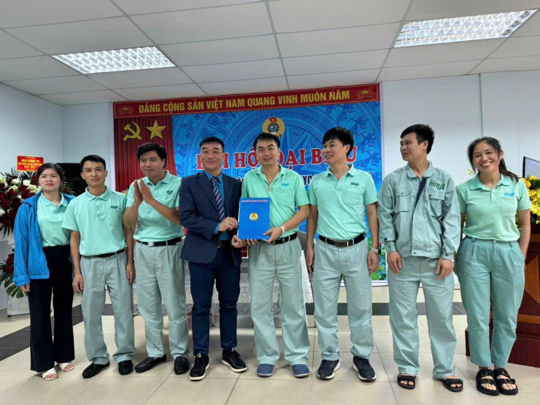Representatives of the Bac Ninh Provincial Labor Federation presented the decision to the company's union executive committee. Photo: Trade Union