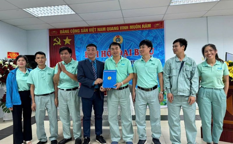 Ceo Interplex Đại diện Liên đoàn Lao động tỉnh Bắc Ninh trao quyết định tới Ban Chấp ...