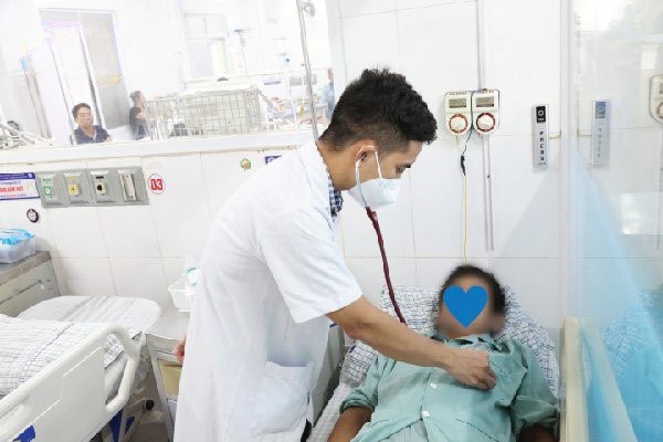 A partir del 15 de diciembre de 2025 las esposas que obstruyan a su esposo a trabajar demasiado pueden ser multadas con hasta 30 millones de VND. En la foto: Un hombre sufre un paro cardiaco debido a un trabajo excesivo que requiere atencion de emergencia en el Hospital General de Phu Tho. Foto: Hospital proporcionada