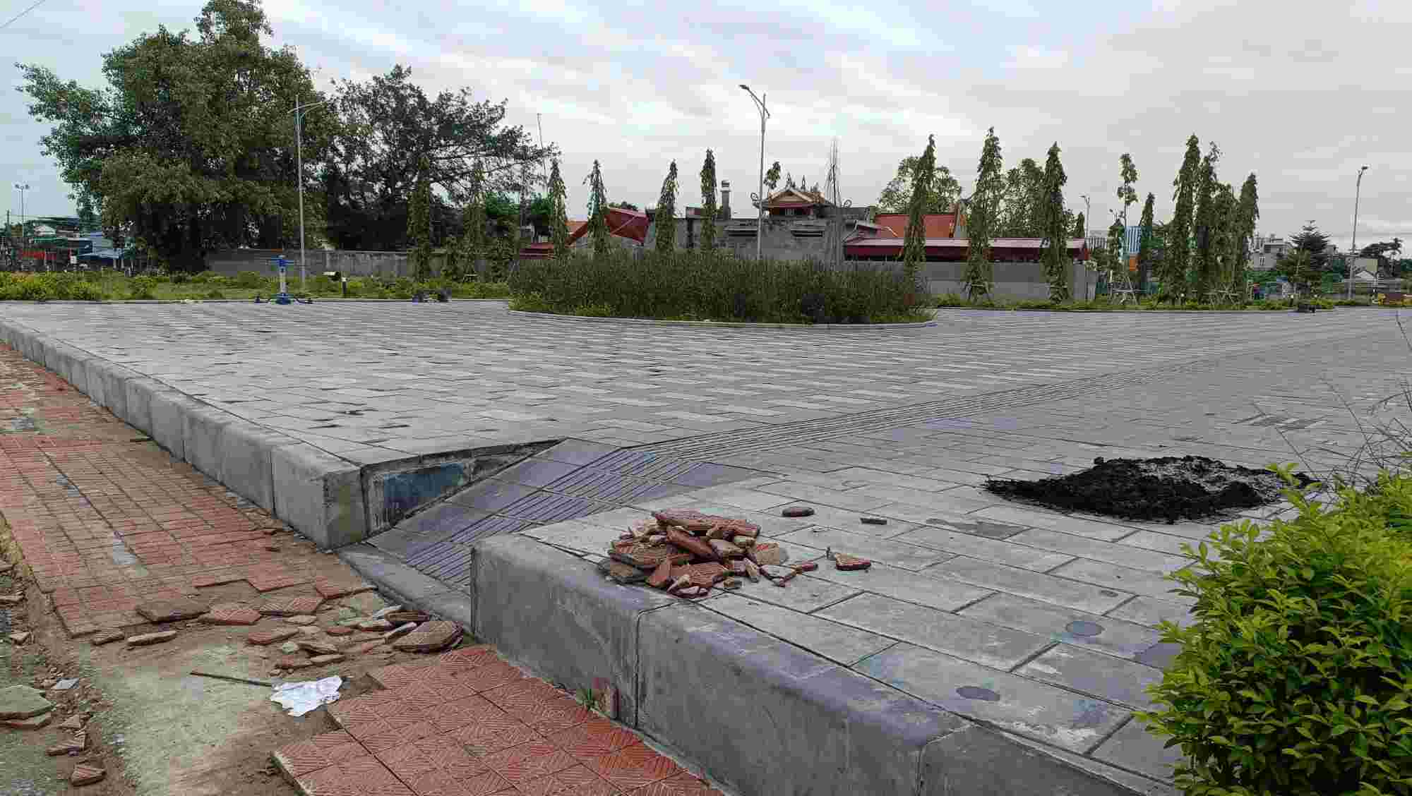 Vuon hoa mieu An Da vua khanh thanh da hu hong, nhech nhac. Anh: Mai Dung