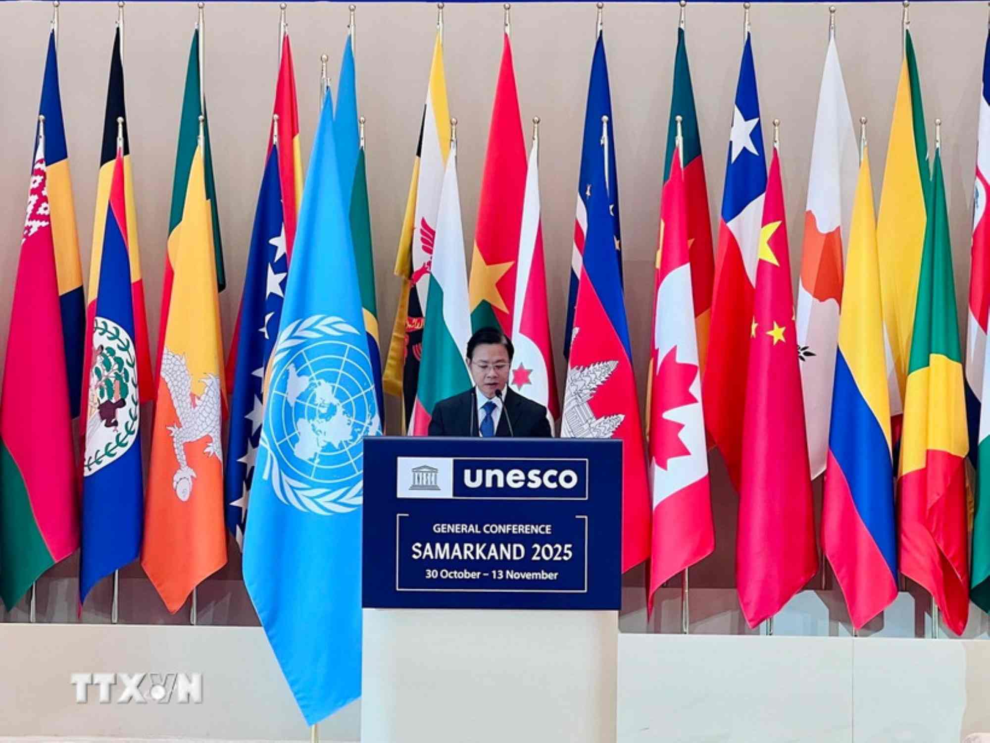 Deputy Minister of Foreign Affairs Ngo Le Van delivered a policy speech at the plenary session of the 43rd UNESCO General Assembly. Photo: VNA