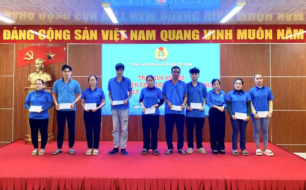 Chu tich Cong doan co so trao qua ho tro cac doan vien bi anh huong do ngap lut. Anh: Pham Duy