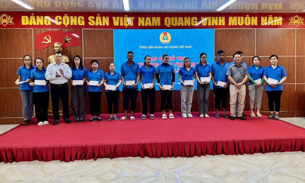 Lanh dao cong ty trao qua ho tro doan vien, nguoi lao dong. Anh: Duy Tuan