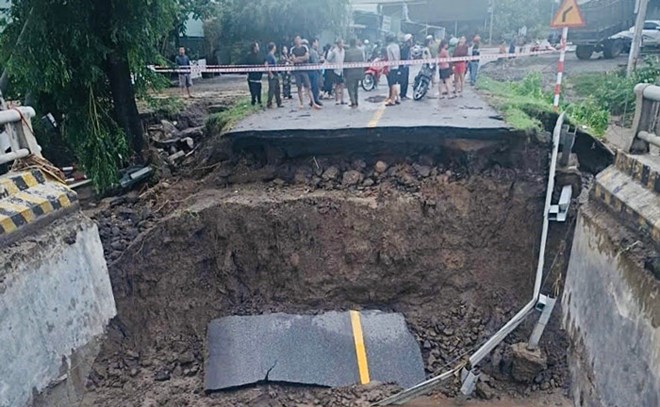 Sập mố cầu ở Gia Lai sau bão số 13 Kalmaegi, phong tỏa đường Trường Sơn Đông