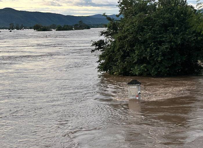 Floodwaters poured in rapidly after storm No. 13. Photo: Anh Sang