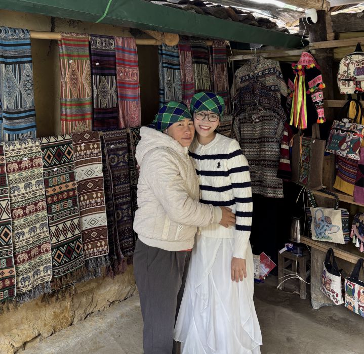 Du khach chup anh luu niem voi nguoi dan tai lang Lo Lo Chai. Anh: Phong Linh