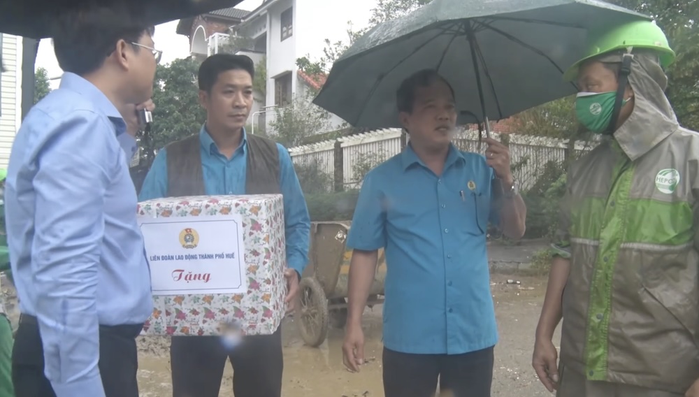 Les dirigeants de la Federation du travail de la ville de Hue sont venus sur les lieux pour remettre des cadeaux et encourager les ouvriers de l'environnement et les cadres et les soldats. Photo : Syndicat de Hue