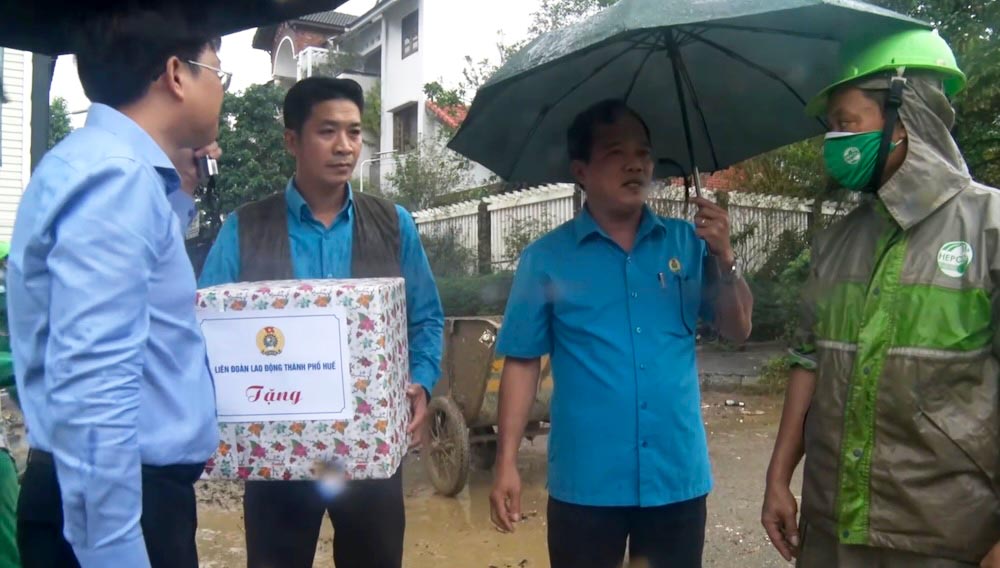 Leaders of the Hue City Labor Federation visited the scene to present gifts to encourage environmental workers and officers and soldiers. Photo: Hue Trade Union