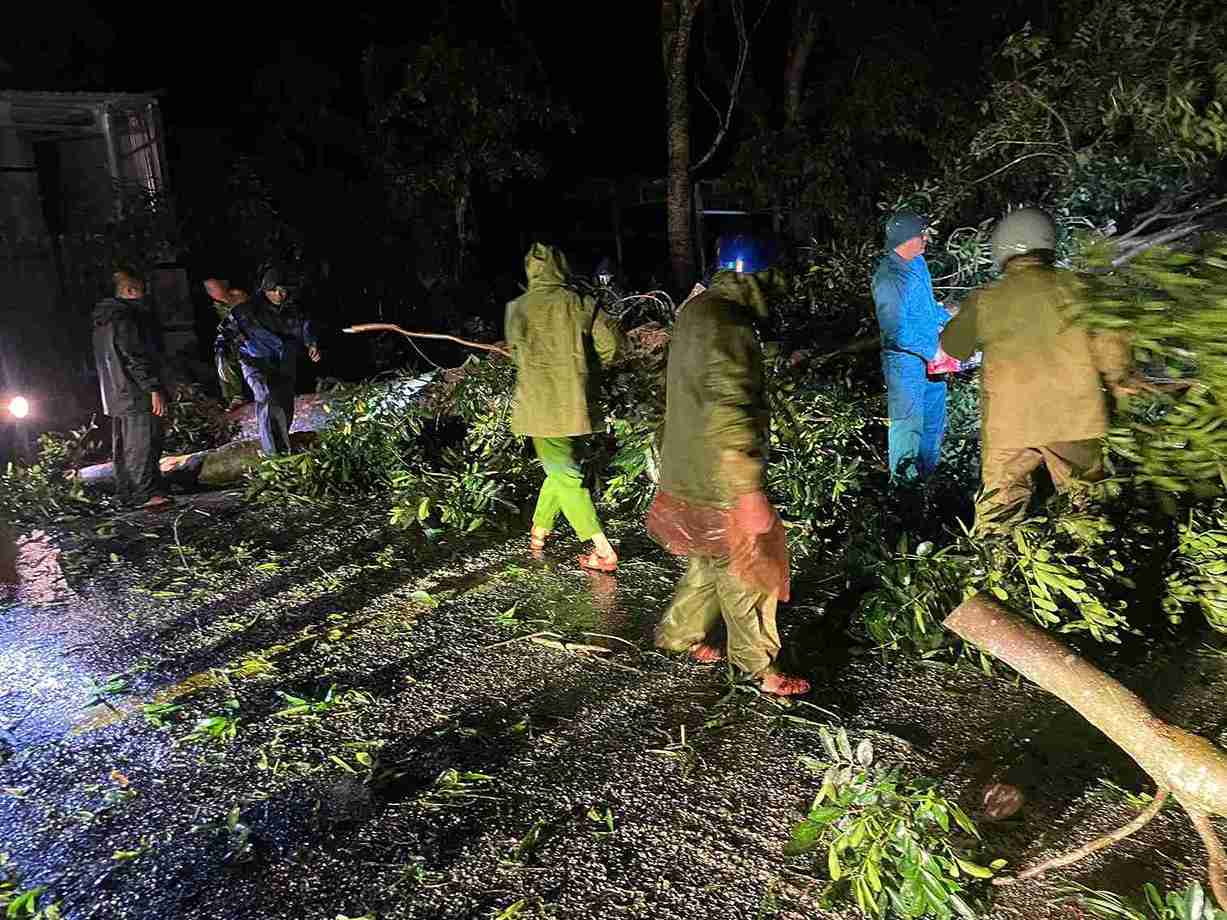 Cong tac khac phuc hau qua thien tai duoc tien hanh khan truong. Anh: Cong an cung cap