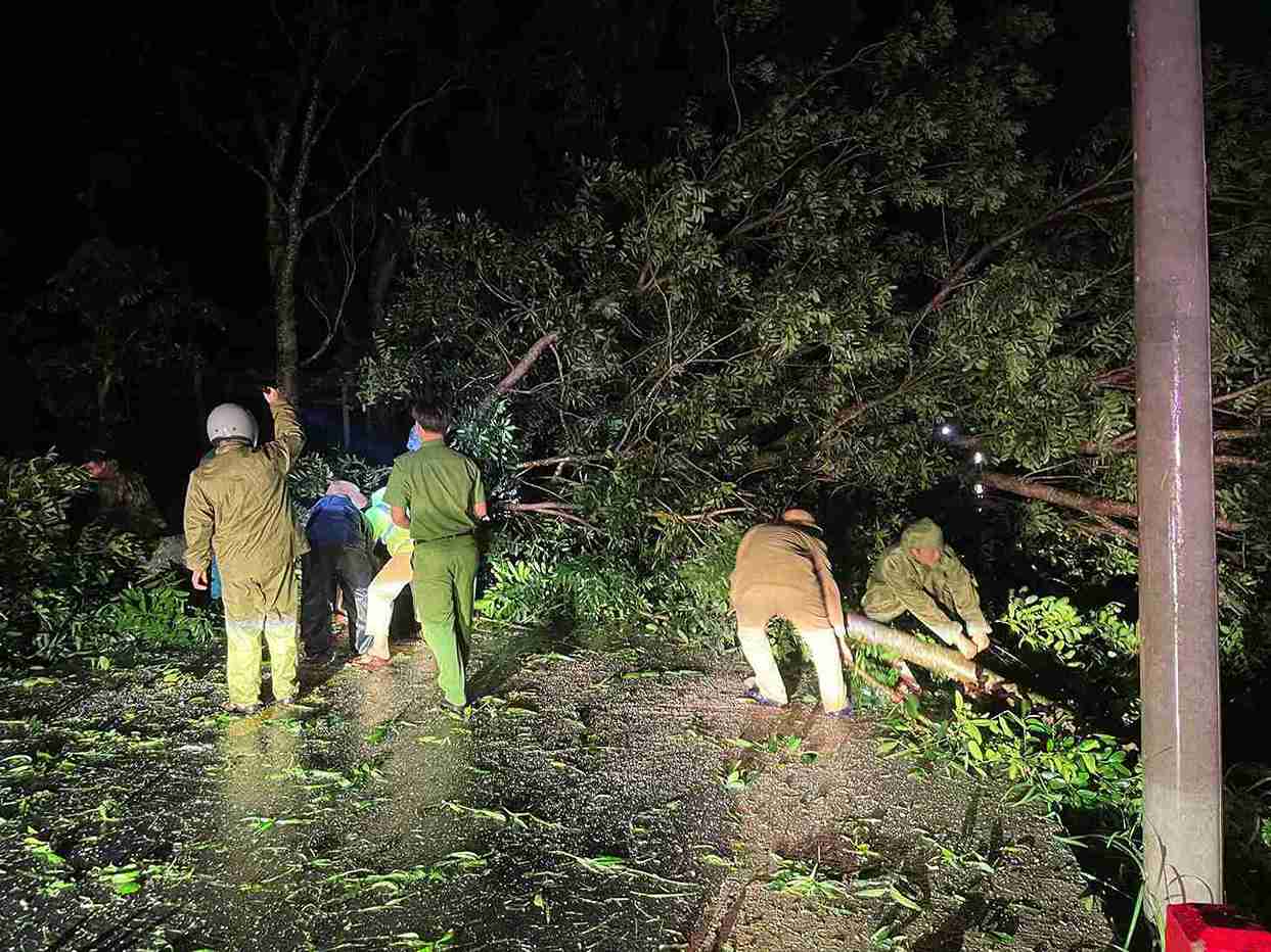 Nhieu tuyen duong o khu vuc phia Dong tinh da duoc don dep de phuong tien luu thong sau bao. Anh: Cong an cung cap
