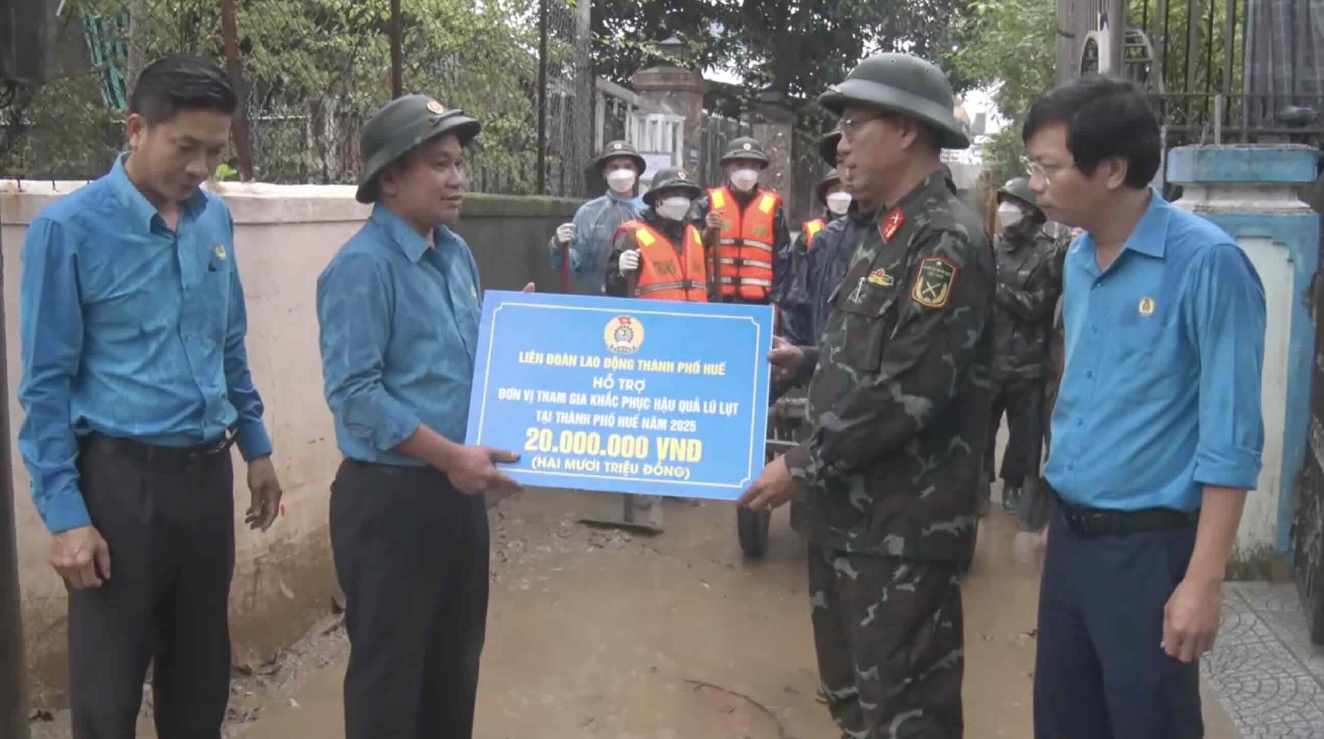 Leaders of the Hue City Labor Federation carried gifts in support of workers and officers to clean up floods. Photo: Hue Trade Union