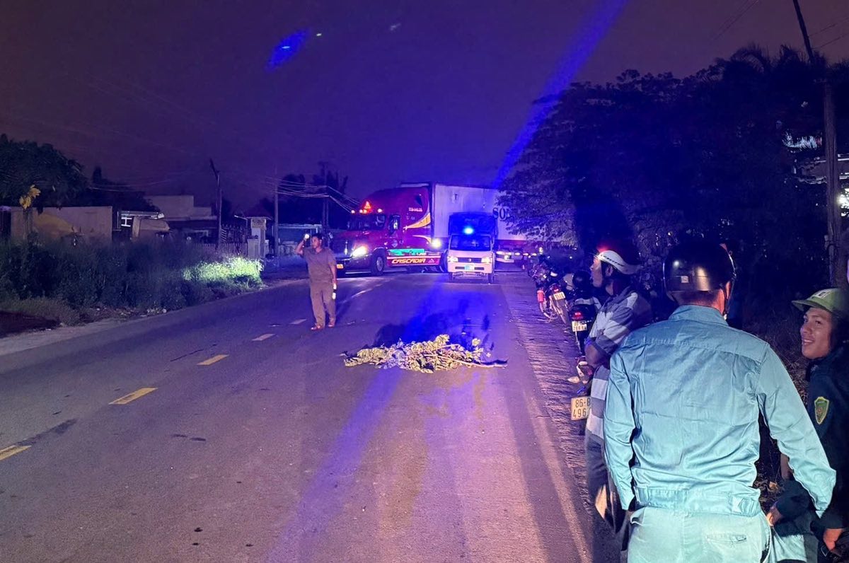 Hien truong xay ra vu tai nan khien nguoi di xe may tu vong. Anh: Duy Tuan