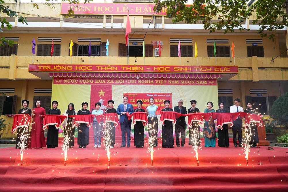 The program was attended by the Hope Voice Foundation, the Vietnam - America Association, the Hanoi Club of Former Vietnamese Studying Abroad in the US (VUSAC), US Ambassador to Vietnam Marc E. Knapper, Miss Jennifer Pham - Ambassador of the Hope School Light Program, along with representatives of sponsors, the Tuyen Quang Provincial Association for the Promotion of Education, the People's Committee of Tan Trao Commune, teachers and students of the school. Photo: Vy An