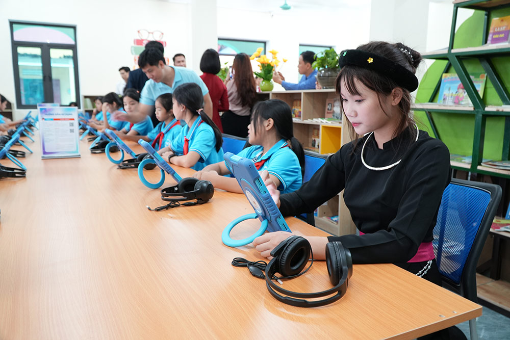 Thay co cung cac hoc sinh truong THCS Tan Trao trai nghiem tra cuu, hoc tap tai thu vien moi. Anh: Vy An