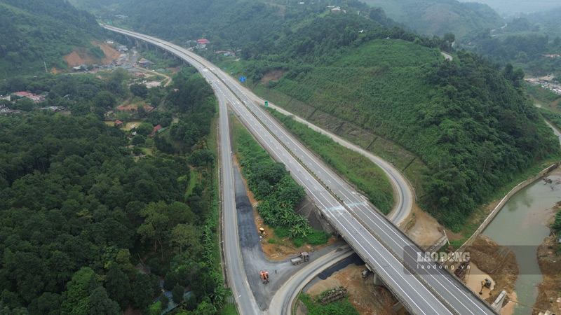 高速道路IC19交差点は工事中です。写真: ディン・ダイ