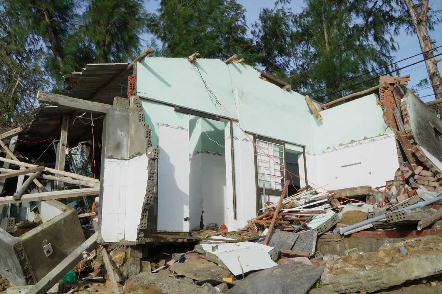The house of a resident in Chau Me village, Sa Huynh ward, Quang Ngai province was destroyed by waves. Photo: Vien Nguyen