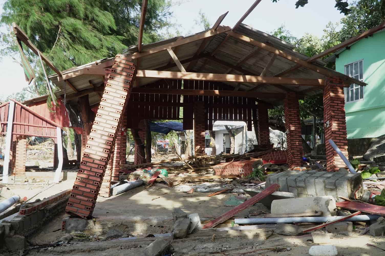 Nhieu hang quan duoc xay dung kien co cung do nat vi song bien. Anh: Vien Nguyen