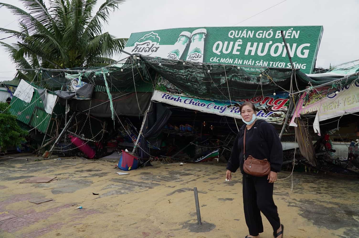 Nhieu hang quan kinh doanh sieu veo, tai san bi song bien cuon troi. Anh: Vien Nguyen