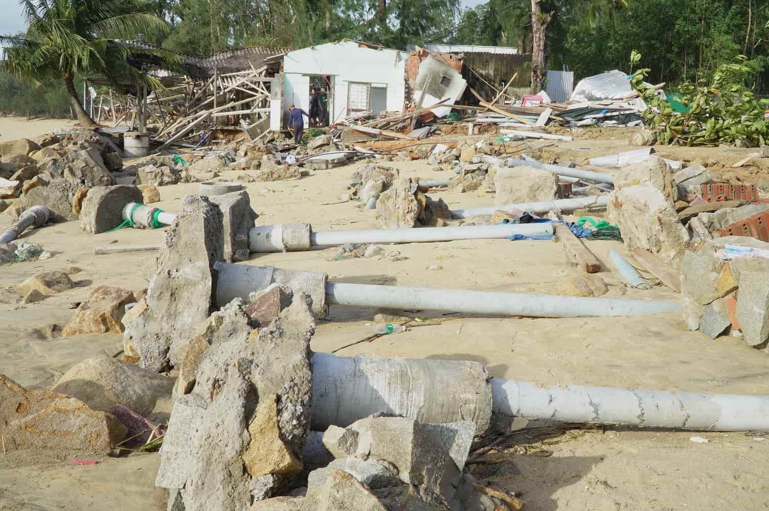 Nhieu tru be tong, nha cua o phuong Sa Huynh sup do. Anh: Vien Nguyen