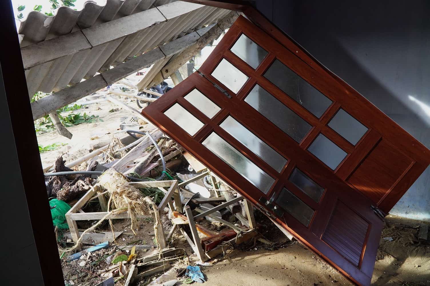 Nguoi dan khoa cua nha, chay di tranh tru bao so 13 trong toi 6.11. Sang hom sau tro ve, ho bang hoang nhin nha cua bi song bien danh sap. Anh: Vien Nguyen 