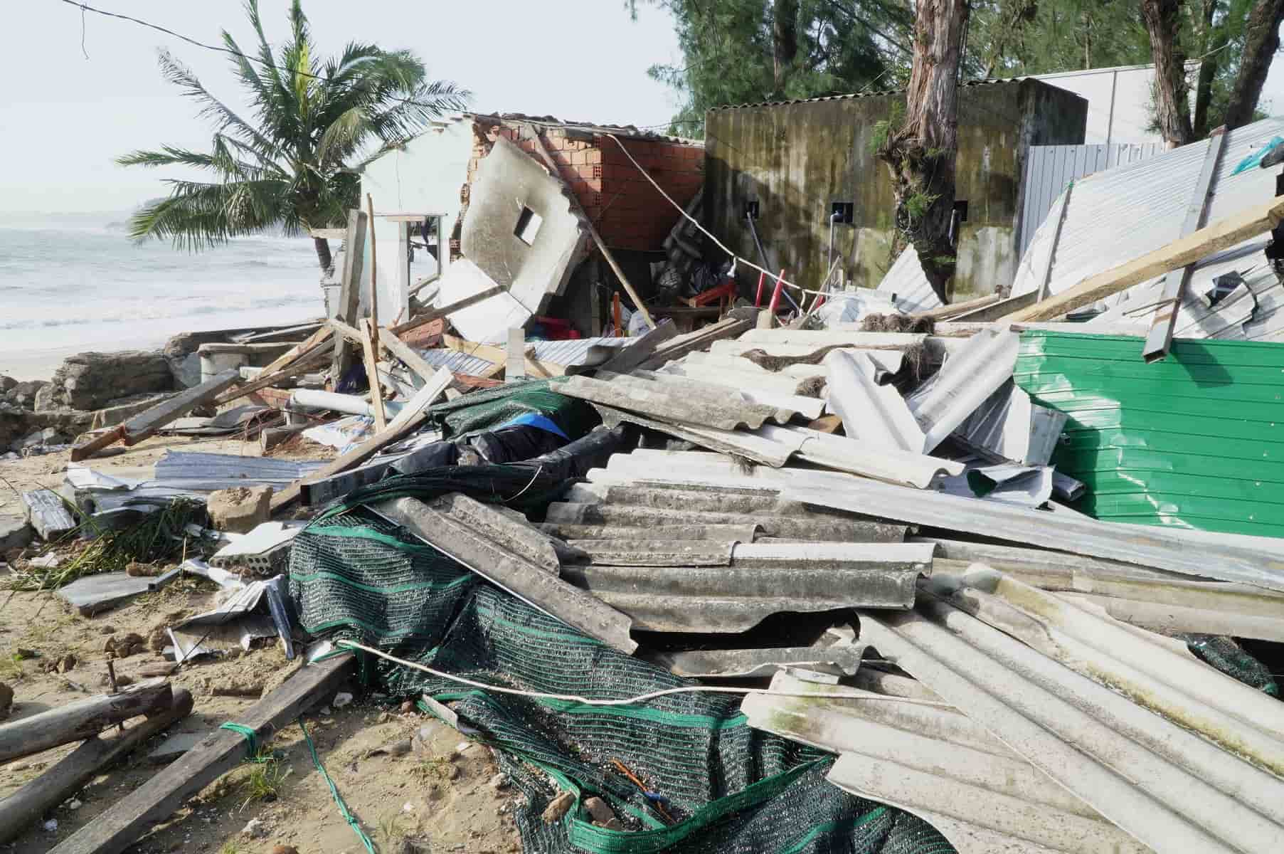 Chi sau mot dem, nhieu nguoi dan o phuong Sa Huynh da mat sach tai san do song danh. Anh: Vien Nguyen