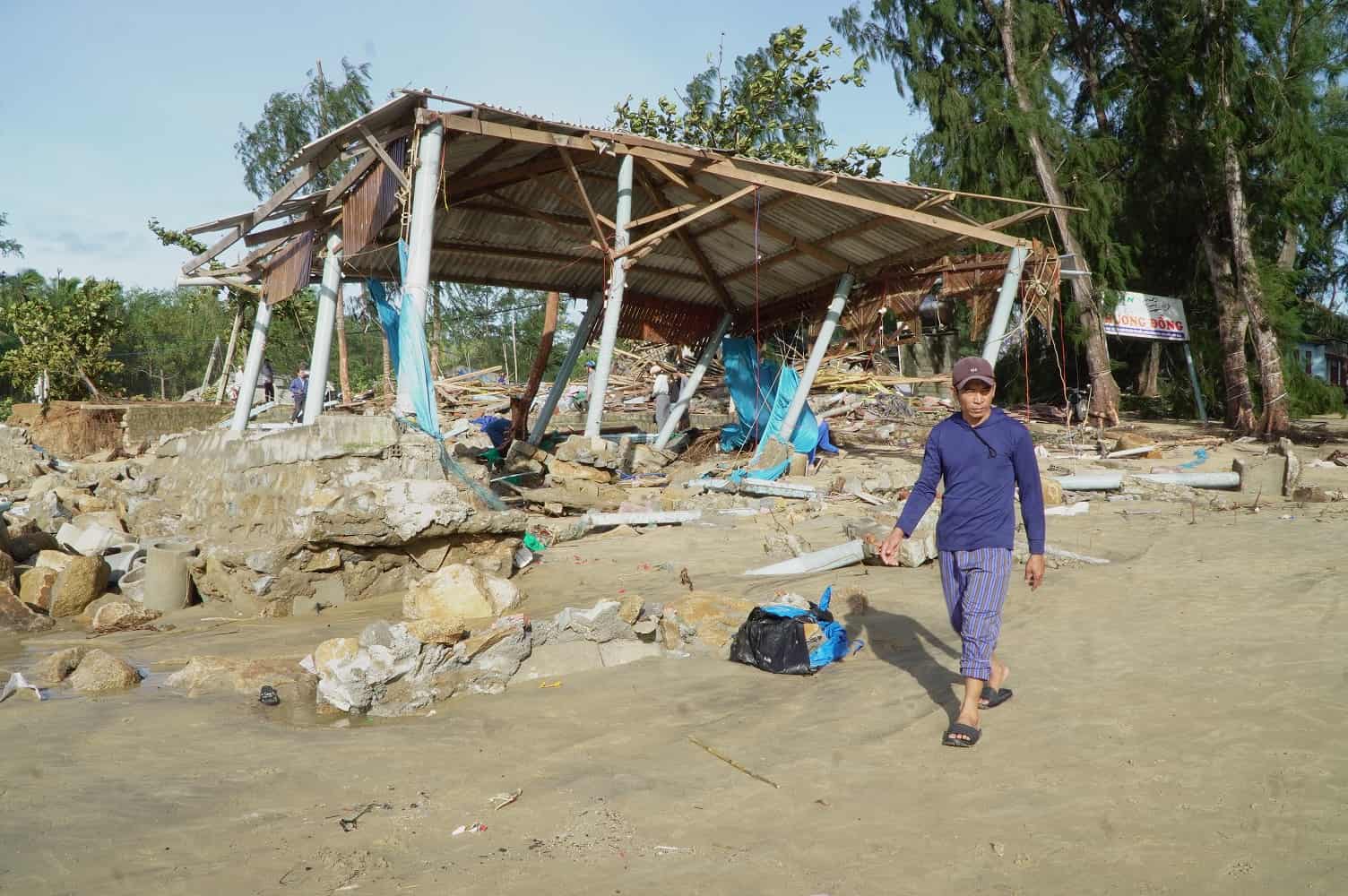 Nhieu ngoi nha sieu veo sau bao, khien nhieu nguoi dan dieu dung sao bao so 13. Anh: Vien Nguyen