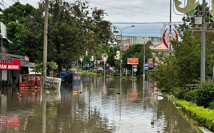 The Prime Minister decided to provide emergency support of 80 billion VND to Quang Ngai, Gia Lai, and Dak Lak to overcome the consequences of storm No. 13. In the photo, National Highway 25 through Ayun Pa Ward, Gia Lai is cut off due to flooding and rapid water rise. Photo: Anh Sang